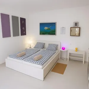 Fantastico Ruhige Top-lage, Balkon Oder Terrasse, Gratis Parkplatz & Klimaanlage, Ideal Fuer Paare Und Alleinreisende Apartament